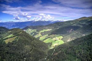 Farben von das Dolomiten im das Spaß Aussicht von das Senke im Süd- Tirol, Italien. Grün Gras, Berge und Blau Himmel. Sommer. foto