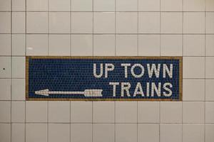 gefliest Neu York Stadt U-Bahn Zug Zeichen mit Pfeil zeigen Richtung. foto