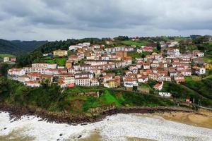 Antenne Aussicht von das schön lastres Dorf im Asturien, Spanien foto