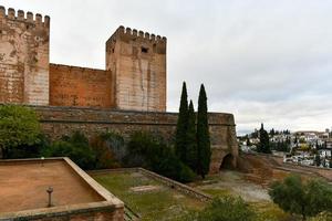 kompliziert Einzelheiten von das maurisch beeinflusst Alhambra Palast im Granada, Spanien. foto