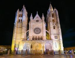 Main gotisch Fassade von Leon Kathedrale im das Abend, Spanien foto