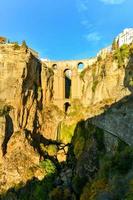 felsig Landschaft von Ronda Stadt mit puente nuevo Brücke und Gebäude, Andalusien, Spanien foto