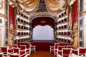 Neapel, Italien - - August 18, 2021, das Teatro di san carlo im Neapel. Teatro di san carlo ist das älteste ständig aktiv Tagungsort zum Öffentlichkeit Oper im das Welt, Öffnung im 1737. foto