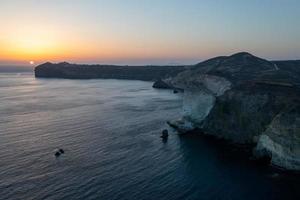 Weiß Strand im Santorin, kykladisch Inseln, Griechenland im das Süd ägäisch. schön Sommer- Landschaft mit einer von das die meisten berühmt Strände im das Welt. foto