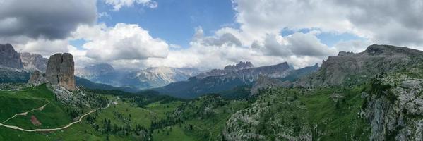 Panorama- Landschaft von das cinque Torri im das Dolomit Berge von Italien. foto