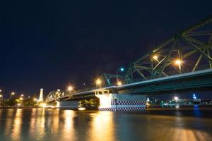 Brücke über den Fluss in Bangkok foto