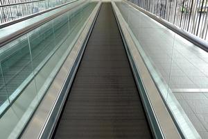 schließen oben eben ziehen um Rolltreppe Hintergrund. foto