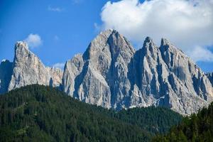 Dolomiten alp Berg Landschaft beim Santa maddalena Dorf im das Sommer- Jahreszeit, st. Magdalena Italien foto