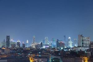 Hochhäuser in der Innenstadt von Bangkok bei Nacht foto