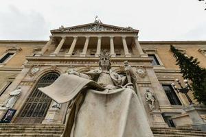 National Bibliothek von Spanien biblioteca nacional de espana ist ein Haupt Öffentlichkeit Bibliothek, größten im Spanien und einer von größten Bibliotheken im das Welt. es ist gelegen im Madrid, auf das Paseo de recoletos. foto