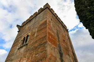 Aussicht von das torre de los Bilder, das Turm von das Spitzen mit das verallgemeinern im das Hintergrund im das Alhambra im Granada, Spanien. foto