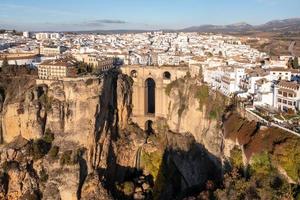 felsig Landschaft von Ronda Stadt mit puente nuevo Brücke und Gebäude, Andalusien, Spanien foto