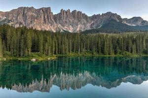 Lago di Carezza Carezza See und Dolomiti im Trentino-Südtirol, Italien foto