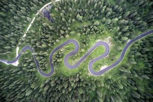 oben Antenne Aussicht von berühmt Schlange Straße in der Nähe von passo giau im Dolomit Alpen. Wicklung Berge Straße im üppig Wald mit Grün Fichte im Sommer- Zeit im das Dolomiten, Italien foto