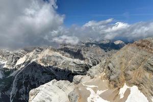 tolle Landschaft beim das Dolomiten im Italien. Dolomiten UNESCO Welt Erbe im das Sommer- Zeit. sud tirol. Italienisch Alpen. foto