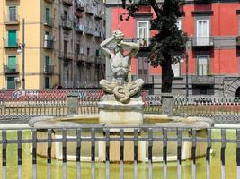 neunzehnten Jahrhundert Triton Brunnen im Piazza liebäugeln in der Nähe von das Neapel Hafen. foto