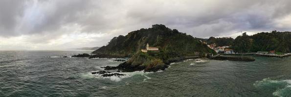 Panorama- Aussicht von das Strand Dorf von Cudillero im Nord Spanien. foto