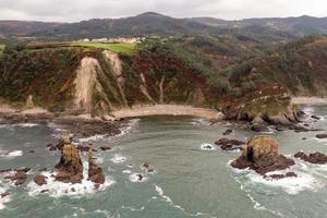 Stille Strand, silber-sandig Bucht unterstützt durch ein natürlich Felsen Amphitheater im Asturien, Spanien. foto
