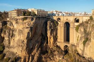 felsig Landschaft von Ronda Stadt mit puente nuevo Brücke und Gebäude, Andalusien, Spanien foto