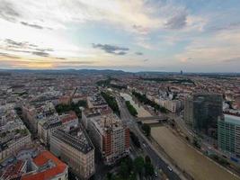 Wien, Österreich - - jul 18, 2021, Aussicht von das Donau Kanal und Wien Horizont im Wien, Österreich