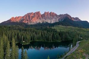 Lago di Carezza Carezza See und Dolomiti im Trentino-Südtirol, Italien foto