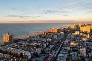 Antenne Aussicht entlang Coney Insel im Brooklyn, Neu York beim Sonnenaufgang. foto