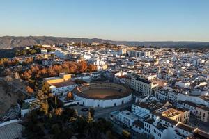 Stierkampfarena von das königlich Kavallerie von Ronda Antenne Aussicht beim Sonnenaufgang im Spanien. foto