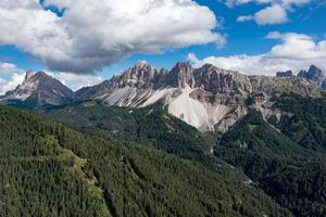 Antenne Landschaft von das Dolomiten und ein Aussicht von das nachher Geisler Berge im Italien. foto