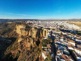 felsig Landschaft von Ronda Stadt mit puente nuevo Brücke und Gebäude, Andalusien, Spanien foto