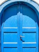 charmant Aussicht oia Dorf auf Santorini Insel, Griechenland. traditionell berühmt Blau Kuppel Kirche Über das Caldera im ägäisch Meer. traditionell Blau und Weiß Kykladen die Architektur. foto