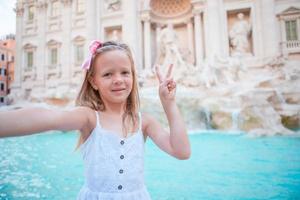 wenig Mädchen im trevi Brunnen, Rom, Italien foto