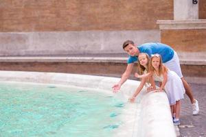 Vater und Töchter im trevi Brunnen, Rom, Italien foto