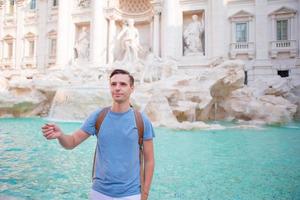 Mann im trevi Brunnen, Rom, Italien foto