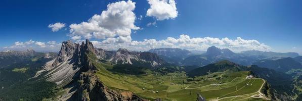 Morgen Aussicht von das Gärtner Senke im Dolomit Berge. Ort Puez-Geisler National Park, seceda Gipfel, Italien, Europa. Geisler Gruppe ist das Wahrzeichen von val di Funes. foto