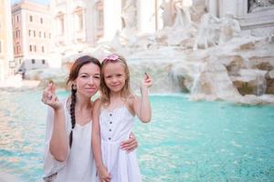 Mutter und Tochter im trevi Brunnen, Rom, Italien foto