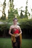 Frau trägt ein typisches thailändisches Kleid foto