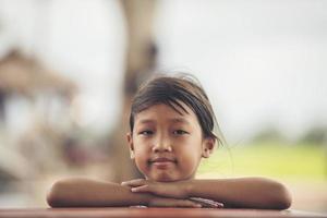 Gesicht eines kleinen Mädchens, das im Park sitzt foto