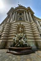 Skulptur Brunnen Leistung von Meer michaelerplatz in der Nähe von hofburg Palast im Wien. berühmt Wahrzeichen von Wien, Österreich. foto