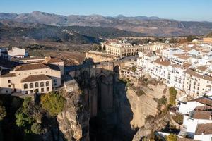 felsig Landschaft von Ronda Stadt mit puente nuevo Brücke und Gebäude, Andalusien, Spanien foto