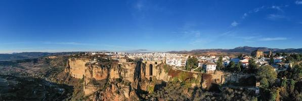 felsig Landschaft von Ronda Stadt mit puente nuevo Brücke und Gebäude, Andalusien, Spanien foto