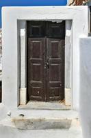 charmant Aussicht oia Dorf auf Santorini Insel, Griechenland. traditionell berühmt Blau Kuppel Kirche Über das Caldera im ägäisch Meer. traditionell Blau und Weiß Kykladen die Architektur. foto