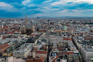 Wien, Österreich - - jul 18, 2021, Aussicht von das Wien Horizont mit st. Stephans Kathedrale Wien, Österreich foto