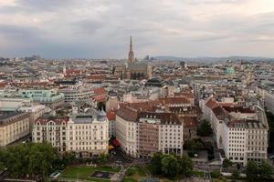 Wien, Österreich - - jul 18, 2021, Aussicht von das Donau Kanal und Wien Horizont mit st. Stephans Kathedrale Wien, Österreich foto