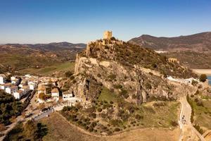 Schloss von zahara de la Sierra und zahara de la Sierra Dorf, ein berühmt Weiß Dorf im Cádiz, Spanien. foto