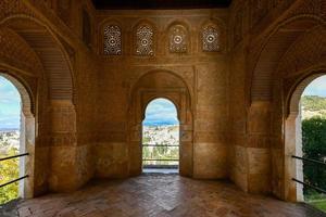 Aussicht von das verallgemeinern Hof, mit es ist berühmt Brunnen und Garten durch ein Bogen. Alhambra de Granada Komplex beim Granada, Spanien, Europa auf ein hell Winter Tag. foto