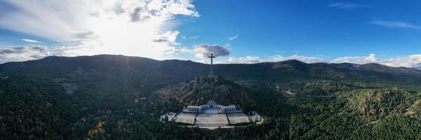 Senke von das gefallen - - ein Denkmal gewidmet zu die Opfer von das Spanisch bürgerlich Krieg und gelegen im das Sierra de Guadarrama, in der Nähe von Madrid. foto