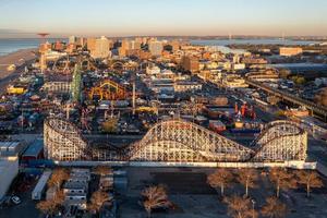 Neu York - - Oktober 28, 2021, Antenne Aussicht entlang Coney Insel im Brooklyn, Neu York beim Sonnenaufgang. foto