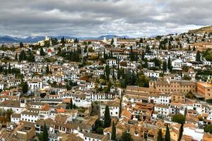 Panorama von el albayzin Kreis im Granada, Andalusien, Spanien, abgebildet von das torre del cubo im das alacazaba Festung. foto