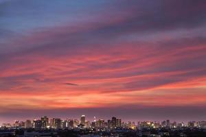 schöner Sonnenuntergang über einer Stadt foto