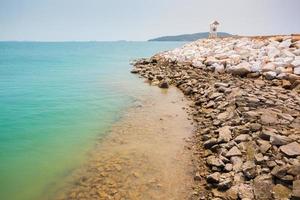 strahlend blauer Ozean mit einer felsigen Küste foto